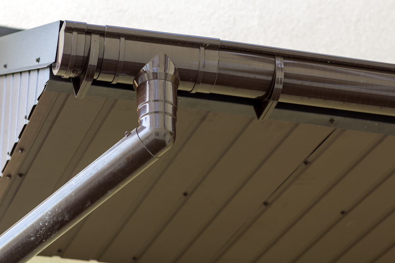 Plastic roof gutters (PVC)